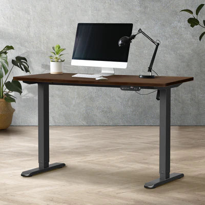SD-LEG-140M-BK+DB-SLIM-14-WN Oikiture Electric Standing Desk Single Motor Black Frame 140CM Tabletop